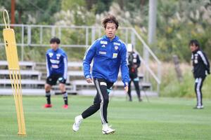 東京V戦に向けて練習するMF長谷川元希=聖籠町