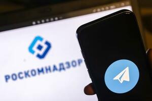 通信アプリ「テレグラム」のアイコン(右)。左は通信規制を担うロシア通信情報技術監督庁のロゴ=12日(タス=共同)