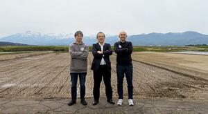 株式投資契約書を締結したヤマタネと穂海耕研(コメプロ)の関係者ら(ヤマタネ提供)