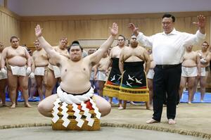二所ノ関親方(右)からの指導で雲竜型の土俵入りを練習する横綱大の里。30日に東京・明治神宮で奉納土俵入りが行われる=29日、茨城県阿見町の二所ノ関部屋