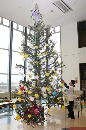 出雲崎町で伐採したヒバに、名産品の紙風船を飾ったクリスマスツリー＝出雲崎町尼瀬