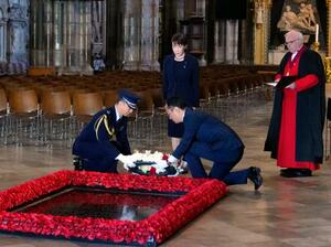 　ウェストミンスター寺院を訪れ、無名戦士の墓に献花する高市首相（奥左）＝１４日、ロンドン（共同）