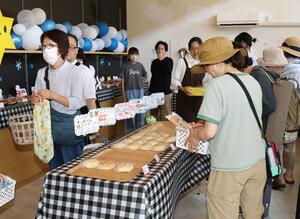 チャレンジショップでオリジナルパンを販売した高田商業高の生徒ら=上越市本町4