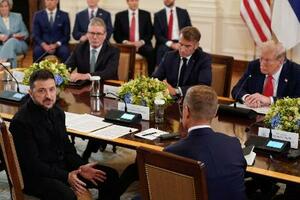 　ホワイトハウスで欧州首脳と協議するトランプ米大統領（奥右）とウクライナのゼレンスキー大統領（手前左）＝１８日（ロイター＝共同）