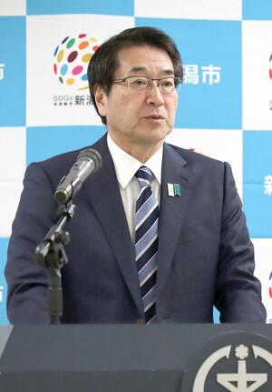 定例記者会見で話す新潟市の中原八一市長=17日、新潟市役所