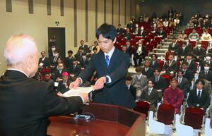 卒業生の代表が学位記を受け取った新潟産業大の卒業式=柏崎市軽井川