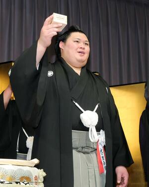 横綱昇進披露宴で乾杯する大の里=14日、東京都内のホテル(代表撮影)