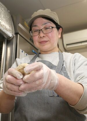 玄米ベーグルを作るまつえんどんの三輪弥生さん=南魚沼市美佐島