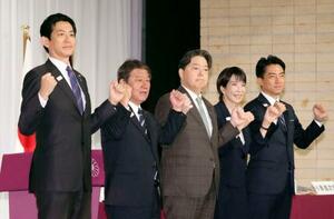 9月23日、自民党総裁選の共同記者会見を前に、写真に納まる(左から)小林元経済安保相、茂木前幹事長、林官房長官、高市前経済安保相、小泉農相=東京・永田町の党本部