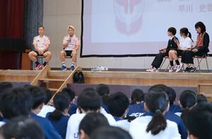 内野中学校で1年生に講演するアルビレックス新潟の早川史哉選手(左)と主将の堀米悠斗選手=新潟市西区内野西1