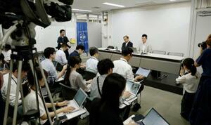 財務省から森友学園問題を巡る関連文書が開示され、元近畿財務局職員赤木俊夫さんの妻雅子さん側の弁護団が開いた記者会見=11日午後、大阪市北区