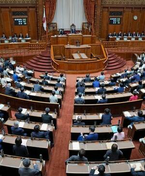 　国家情報会議創設法が可決、成立した参院本会議＝２７日午後