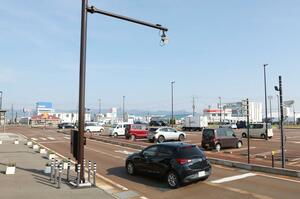 ながおか花火館の駐車場出入り口に設置されたETC2・0搭載車用の受信機=1日、長岡市喜多町