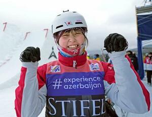 女子エアリアル予選を終え、笑顔で写真に納まる五十嵐瑠奈=レークプラシッド(共同)