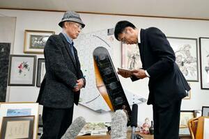 　北海道公安委員会からの謝罪の言葉を受ける道猟友会砂川支部長の池上治男さん（左）＝９日午前、北海道砂川市