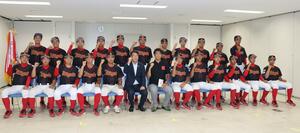 全国大会に挑む硬式野球チーム「新潟ボーイズ」の選手たち=30日、新潟市役所