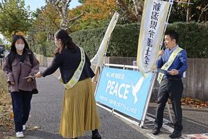 チラシなどを配り、平和と憲法の重要性を訴えた県弁護士会の街頭宣伝=5日、新潟市西区