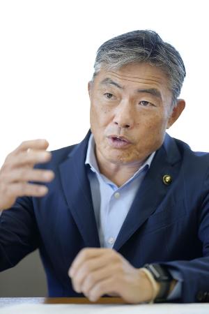 　千葉県木更津市の渡辺芳邦市長＝２０２３年