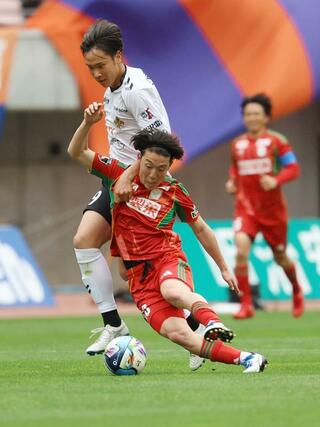金沢戦で競り合うMF奥村仁=4日、ビッグスワン