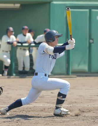 高校野球１回戦　新潟明訓－新潟　４回表、新潟明訓２死満塁　ＤＨ細貝侑生が２点適時二塁打を放ち、６－２と突き放す＝２６日、新発田市の五十公野公園野球場