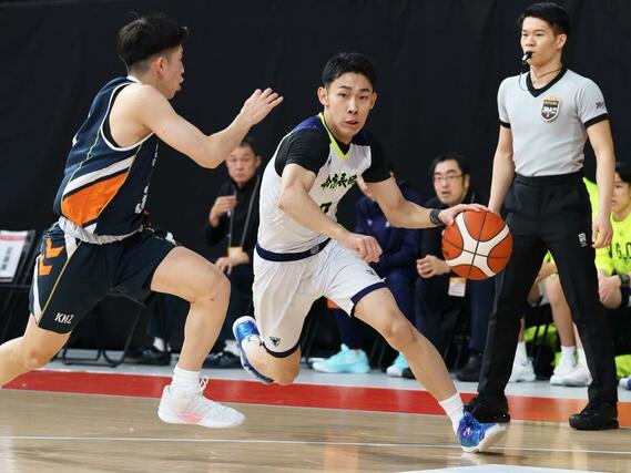 男子１回戦　帝京長岡－関西（岡山）　第１クオーター、ドライブを仕掛ける帝京長岡の赤澤翔心＝１２月２３日、東京都渋谷区千駄ケ谷１の東京体育館