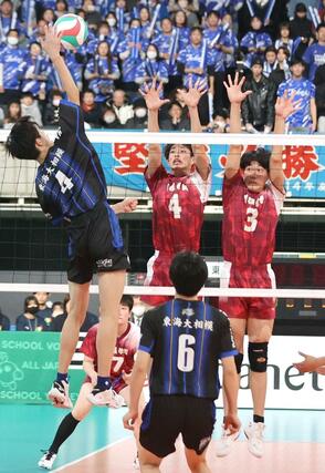 バレーボール全日本高校選手権男子２回戦　東海大相模（神奈川）－関根学園　第２セット、関根学園の小林絢（４）、上野蒼空（３）がブロックに跳ぶ＝２０２６年１月７日、東京体育館