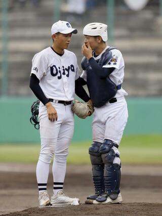 小千谷－新発田農　６回、ピンチを招きマウンドで言葉を交わす小千谷のエース坂大蒼太（左）と捕手浅井優吾＝新発田市五十公野運動公園野球場