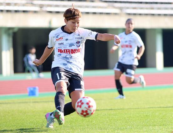INAC神戸-新潟L 後半、前線へボールを送る新潟LのMF杉田亜未=三木総合防災公園陸上競技場(新潟L提供)