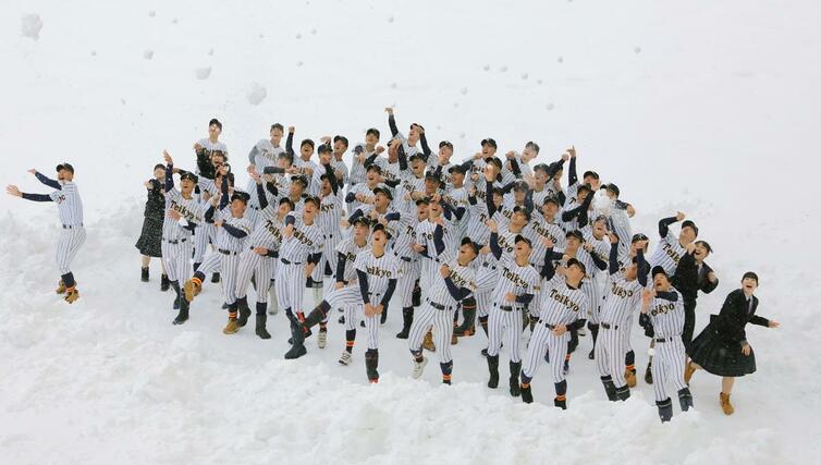 雪の上で喜びを爆発させる帝京長岡高校ナイン