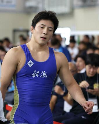 成年男子グレコローマン７７キロ級決勝　準優勝に終わり、悔しそうにマットを後にする本名一晟（育英大）＝滋賀県栗東市川辺の栗東市民体育館