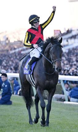 第７０回有馬記念をミュージアムマイルで制し、喜ぶクリスチャン・デムーロ騎手＝中山競馬場