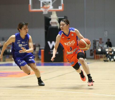 新潟-東京羽田 第2クオーター、ボールを運ぶ坂田侑紀奈