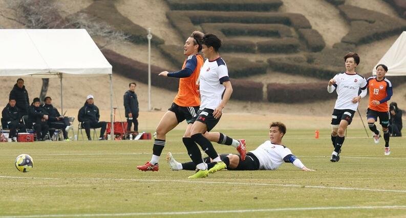 ゴールに迫るＭＦ落合陸