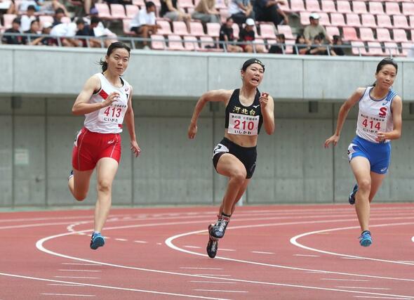 女子200メートル2位だった燕の遠山侑希(左)=ビッグスワン