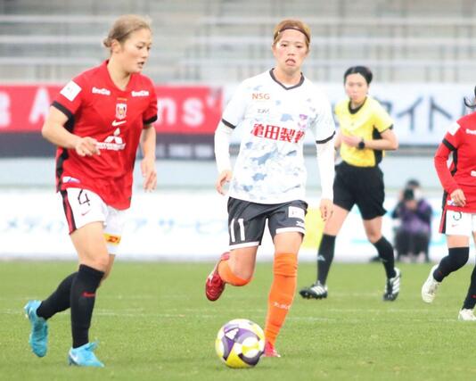 三菱重工浦和－新潟Ｌ　ボールを追うＦＷ新堀華波＝浦和駒場スタジアム（新潟Ｌ提供）