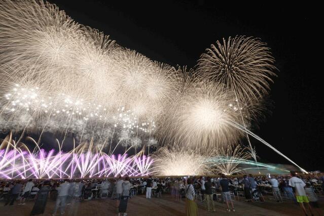 迫力満点の花火が夜空や海上を彩った「海の大花火大会」＝２６日、柏崎市
