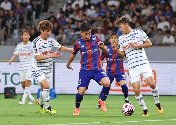 ＦＣ東京ー新潟　後半、ゴール前で競り合うＦＷ長倉幹樹とＭＦ谷口海斗＝国立競技場