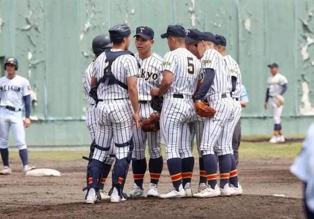 ９回新潟明訓　２死一、三塁の場面でマウンドに集まる帝京長岡ナイン＝柏崎市佐藤池球場