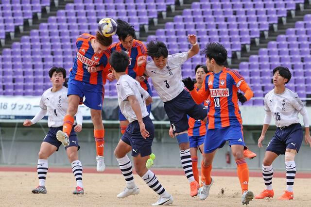 延長後半、ゴール前での競り合い＝広島市