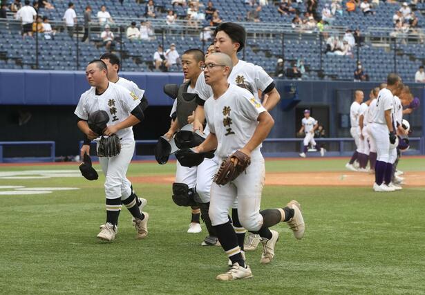 新津工－東京学館　昨夏優勝の東京学館と接戦を演じた新津工の選手たち＝エコスタ