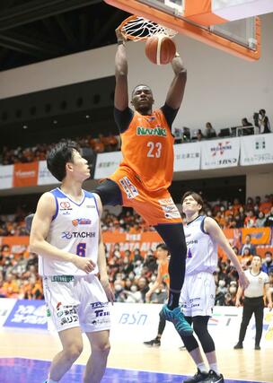 新潟－立川　第４クオーター、ムトンボがダンクシュートを決めて６９－５９＝アオーレ長岡