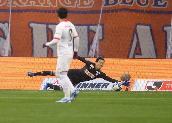 新潟－Ｃ大阪　前半、ＧＫ小島亨介が好セーブを見せる＝ビックスワン