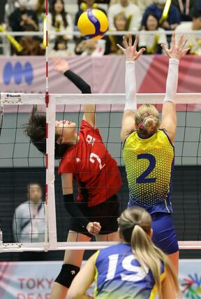 東京デフリンピック準決勝　日本－ウクライナ　スパイクを狙う岡田夕愛＝２３日、東京都の駒沢体育館