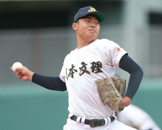 
日本文理－帝京長岡　８回から登板し懸命に腕を振った日本文理の主戦染谷崇史＝１９日、富山市民球場
