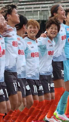 リーグ戦通算出場記録に並んだMF上尾野辺めぐみ(中央=新潟L提供)