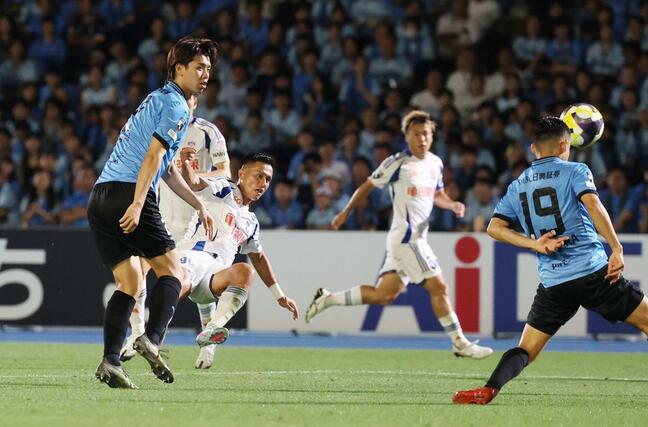 川崎－新潟　後半、ゴールを狙うＦＷ小野裕二＝Ｕ等々力