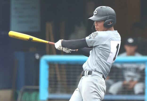 中越－若狭　３回２死満塁、中越の柳涼太郎が適時打を放ち６－０と突き放す＝魚津桃山運動公園野球場