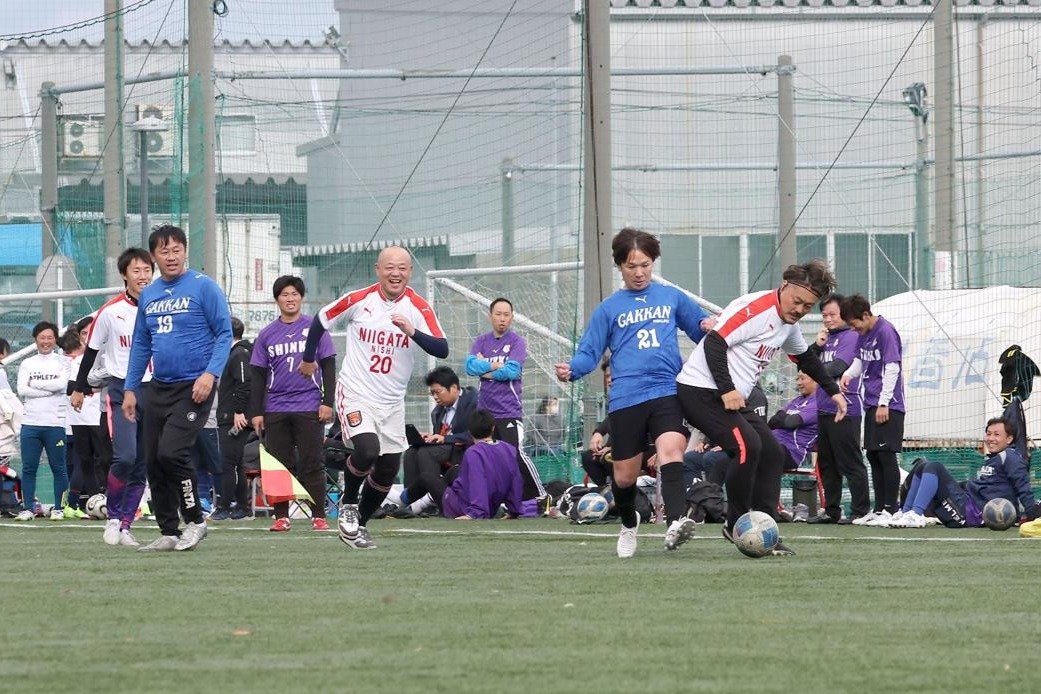 サッカー“古豪”のOB熱戦、青春再び…60人ピッチ力走！新潟西高・新潟