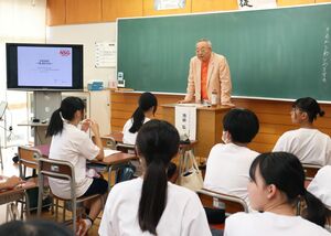 挑戦する大切さを語るNSGグループの池田弘会長=新潟市南区味方