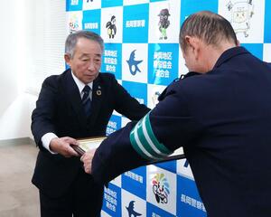 安全運転に努めて表彰を受けたイトー運輸の近藤正己専務取締役（左）＝長岡市水道町３